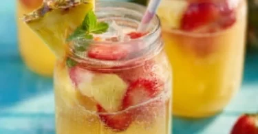 Erfrischende Ananas-Erdbeer-Bowle in einem eleganten Krug serviert