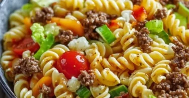 Big Mac Pastasalat auf einem Teller, das ideale Rezept für Burgerliebhaber.