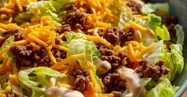Big Mac Salad in einer Schüssel, frisch zubereitet mit Zutaten und Dressings.
