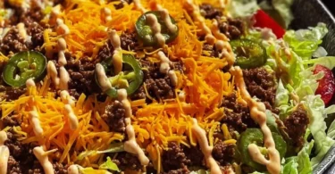 Big Mac Salat in einer Schüssel, einfach und schnell zubereitet
