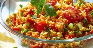 Frischer Bulgursalat mit Gemüse und Kräutern auf einem Teller