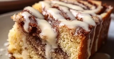 Einfacher Zimtkuchen mit Zimt und Zucker, frisch aus dem Ofen