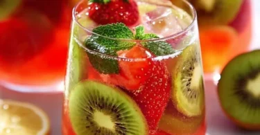 Erfrischende Erdbeer-Kiwi-Limonade in einem Glas mit frischen Früchten