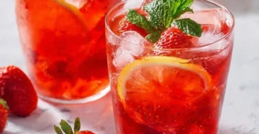 Selbstgemachte Erdbeer Limonade in einem Glas mit frischen Erdbeeren