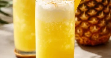Erfrischende Ananaslimonade im Glas für den Sommer