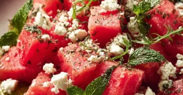 Erfrischender Wassermelonen-Feta-Salat mit Minze in einer bunten Schüssel