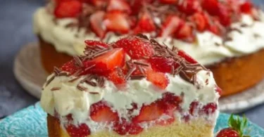 Fantakuchen vom Blech mit Schmand und frischen Erdbeeren