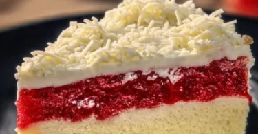 Frau Holle Kuchen mit fruchtiger Füllung und flauschiger Oberfläche