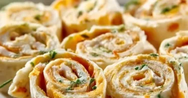 Leckere Frischkäse Roll-Ups serviert auf einem Teller