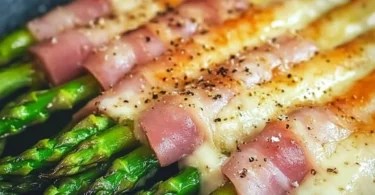 Spargel mit Kochschinken auf einem Teller serviert