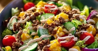 Leckerer Big Mac Salat in einer Schüssel mit frischen Zutaten