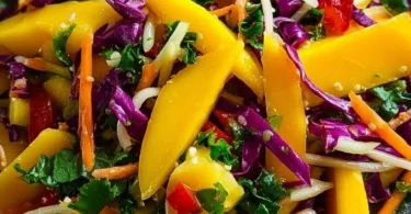 Frischer Mangosalate mit reifen Mangos und buntem Gemüse