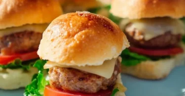 Leckere Mini Burger auf einem Holzbrett serviert