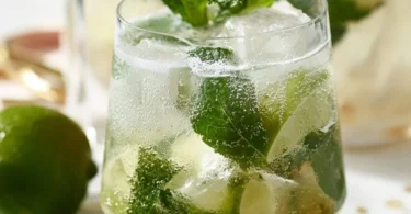 Frische Mojitobowle mit Limette und Minze in einem eleganten Glas