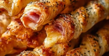 Rinder-Schinken-Käse-Sticks auf einem Teller, idealer Snack für Partys und Feierlichkeiten.