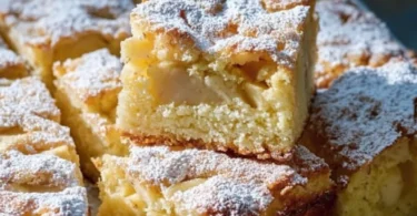 Ruck Zuck Apfelkuchen vom Blech mit frischen Äpfeln und einer goldenen Kruste