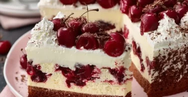 Schwarzwälder Kirschtorte vom Blech mit Schokolade und Kirschen