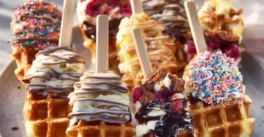 Leckere Waffeln am Stiel serviert auf einem Holzstäbchen