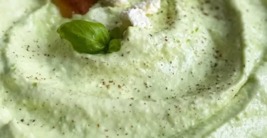 Frischer Avocado-Feta-Dip in einer Schüssel mit frischem Gemüse