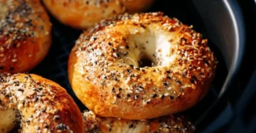 Frisch gebackene Bagels mit verschiedenen Toppings und Füllungen.
