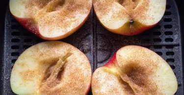 Leckerer Bratapfel aus der Heißluftfritteuse, serviert in einer Schale