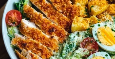 Leckere Caesar-Hähnchen-Bowl mit frischem Gemüse und Dressing