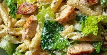 Leckerer Caesar Nudelsalat mit Römersalat für einen perfekten Sommergenuss.