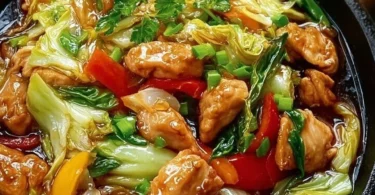 Chinesische Hähnchenpfanne mit Spitzkohl und Zwiebel auf einem Teller