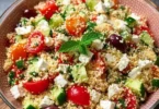 Couscous-Salat mit Feta, frische Zutaten und leckeres Dressing
