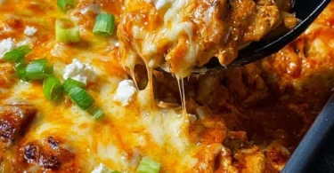 Cremiges Ofen-Gyros in Metaxa-Sauce serviert auf einem Teller