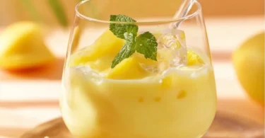 Eierlikörbowle mit Ananas und Sekt in einer eleganten Glaskaraffe