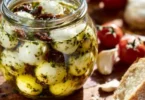 Eingelegter Mozzarella in einer traditionellen Marinade aus Kräutern und Gewürzen