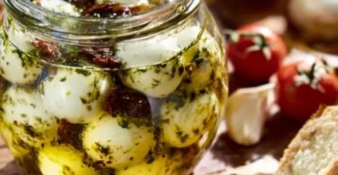 Eingelegter Mozzarella in einer traditionellen Marinade aus Kräutern und Gewürzen