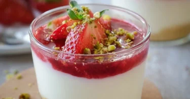 Leckeres Erdbeer-Dessert im Glas mit frischen Erdbeeren und Sahne