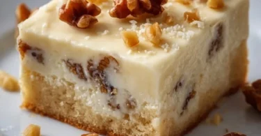 Leckerer Kuchen mit Pudding und Walnüssen auf einem Teller