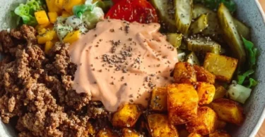 Gesunde Burger Bowl mit frischen Zutaten und köstlichem Geschmack