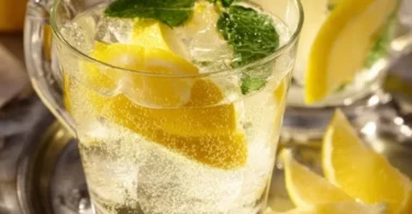 Erfrischender Kalte Ente Cocktail mit frischen Früchten und Sekt
