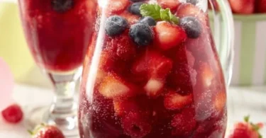 Bunte Kinderbowle ohne Alkohol in einer großen Schüssel mit frischen Früchten