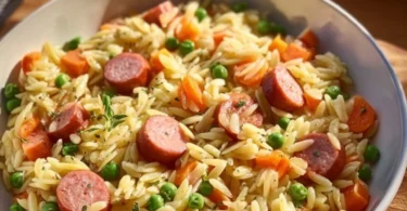 Kritharaki mit Würstchen, ein köstliches Gericht aus Pasta und Würstchen.
