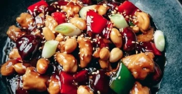 Köstliches Kung-Pao-Hühnchen mit Erdnüssen und Gemüse auf einem Teller
