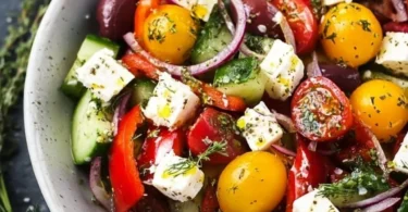 Mediterraner Salat für BBQ-Abende mit frischem Gemüse und Kräutern