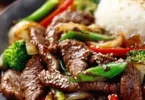 Mongolisches Rindfleisch zubereitet mit frischen Zutaten und Kräutern.