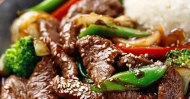 Mongolisches Rindfleisch zubereitet mit frischen Zutaten und Kräutern.