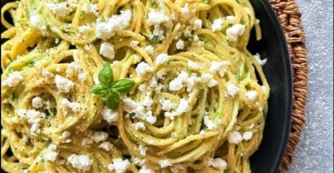 Leckere Pasta serviert mit Zucchini-Sauce in einer Schüssel