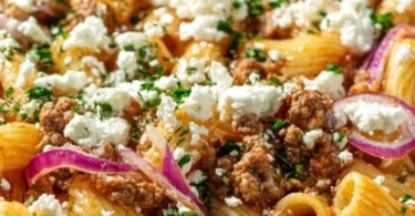Schnelle Nudel-Hackfleisch-Pfanne mit Feta in einer Pfanne angerichtet
