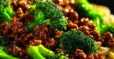 Teriyaki-Hackfleisch-Pfanne mit Gemüse und Reis für ein schmackhaftes Gericht