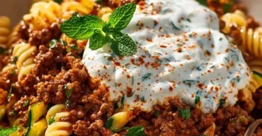 Türkische Pasta mit Hackfleisch und Joghurt-Sauce auf einem Teller serviert