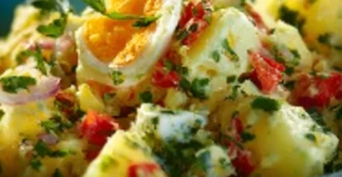 Türkischer Kartoffelsalat mit frischen Zutaten und Gewürzen