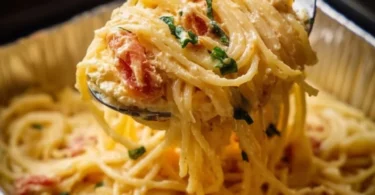 Überbackene Feta-Pasta mit frischem Gemüse und Käse gebacken